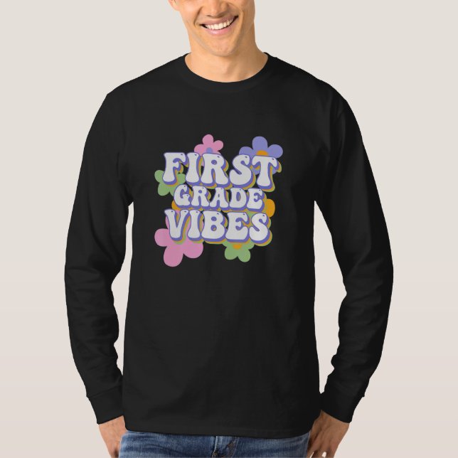 Camiseta Groovy First Grade Vibes Retro Professor de Volta  (Frente)