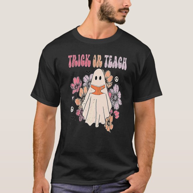 Camiseta Groovy Halloween Trick or Teach Retro Floral Ghost (Frente)