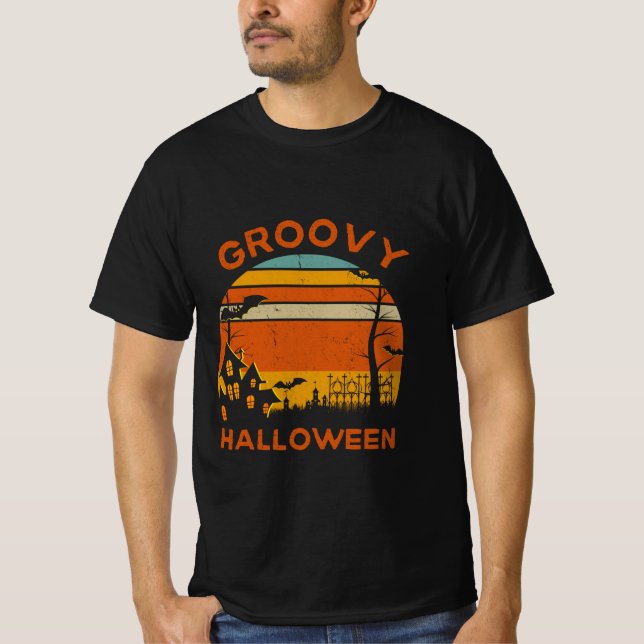 Camiseta "Groovy Halloween Vibes - Edição Limitada Tee (Frente)