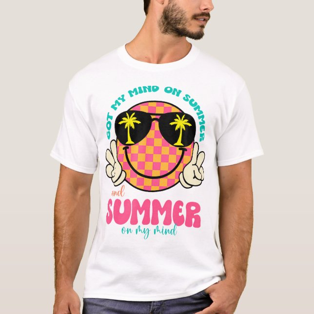 Camiseta Groovy Happy Face Summer Vibes Me Imaginou No Sumá (Frente)