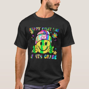 Camiseta Groovy Happy First Day Of 4th Grade Tie Back T