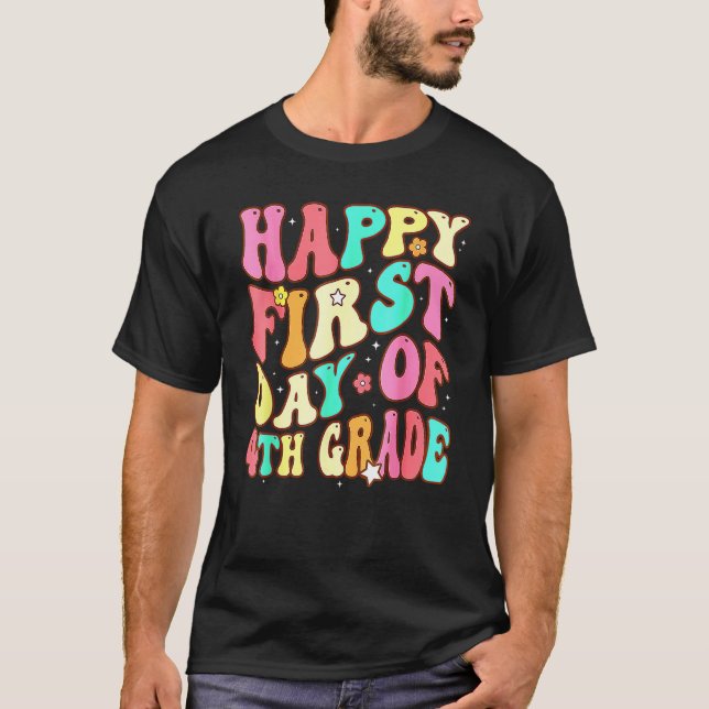Camiseta Groovy Happy First Day Of 4th Grade Welcome Back T (Frente)