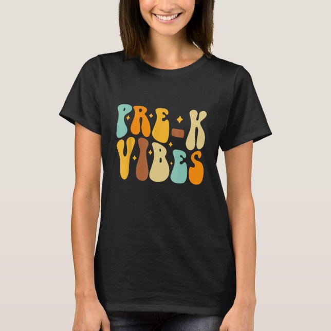 Camiseta Groovy Hello Pre K Vibes Retrorista Professores Cr (Frente)