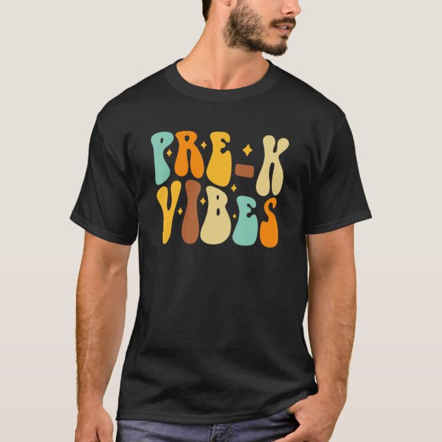 Camiseta Groovy Hello Pre K Vibes Retrorista Professores Cr (Frente)