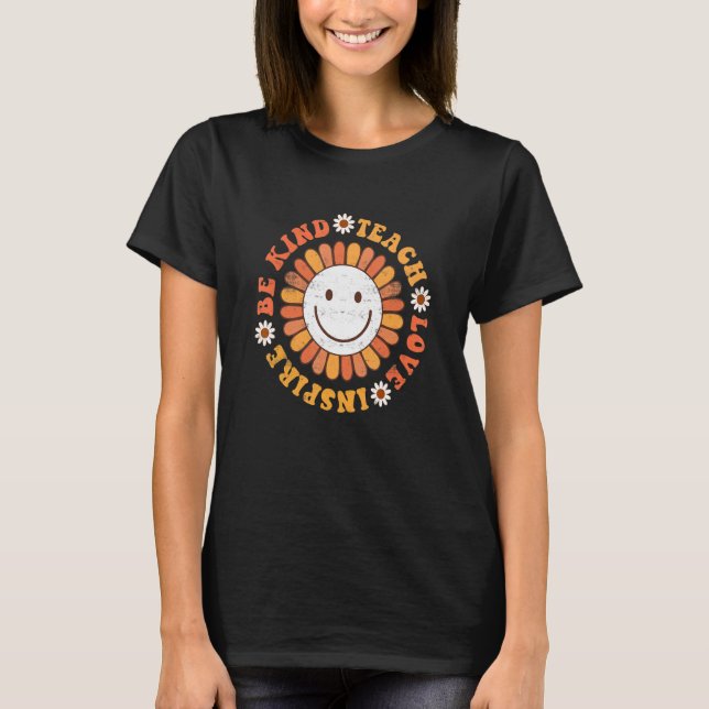 Camiseta Groovy Hippy Professora Seja gentil Ensinando Amor (Frente)