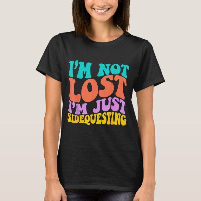 Camiseta Groovy I’m Not Lost, I’m Just Sidequesting – Funny (Frente)