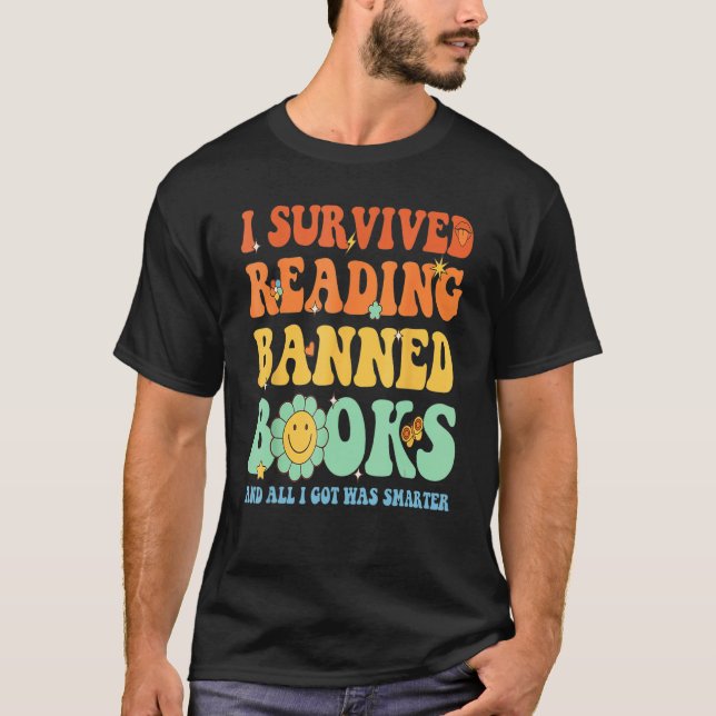 Camiseta Groovy I Survived Reading Banned Books Book Lover  (Frente)