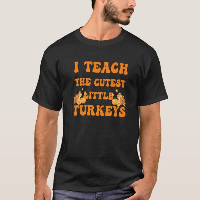 Camiseta Groovy I Teach The Cutest Little Turkeys School Th (Frente)