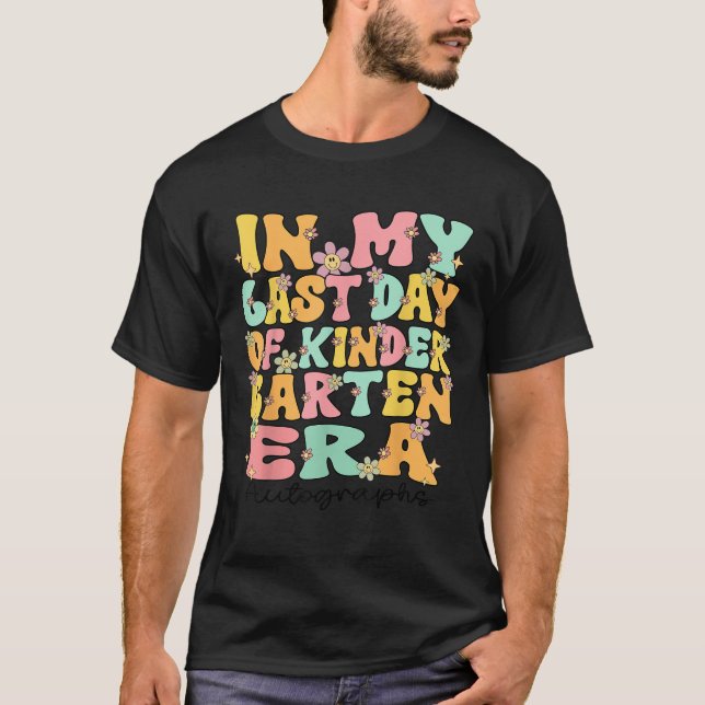 Camiseta Groovy In My Last Day Of Kindergarten Autograph Er (Frente)