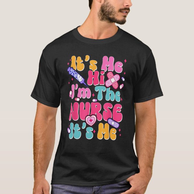 Camiseta Groovy Its Me Hi Im The Nurse Its Me Mens Womens (Frente)