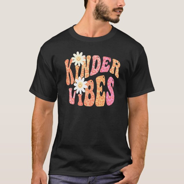 Camiseta Groovy KINDER VIBES Professor Cair Cores Kindergar (Frente)