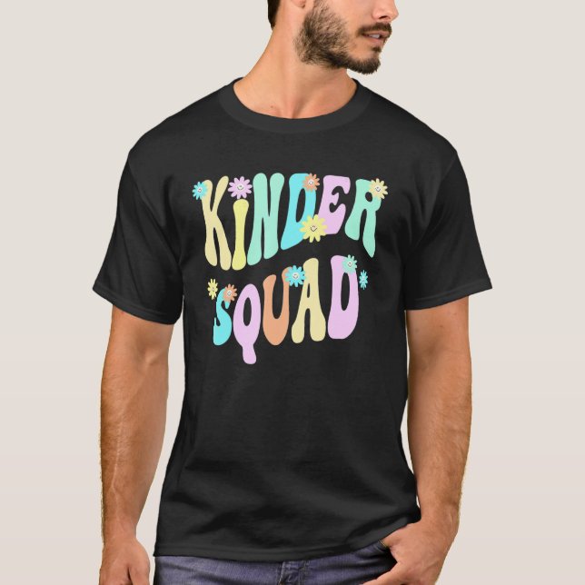 Camiseta Groovy Kindergarten Squad School Teacher Kinder Re (Frente)