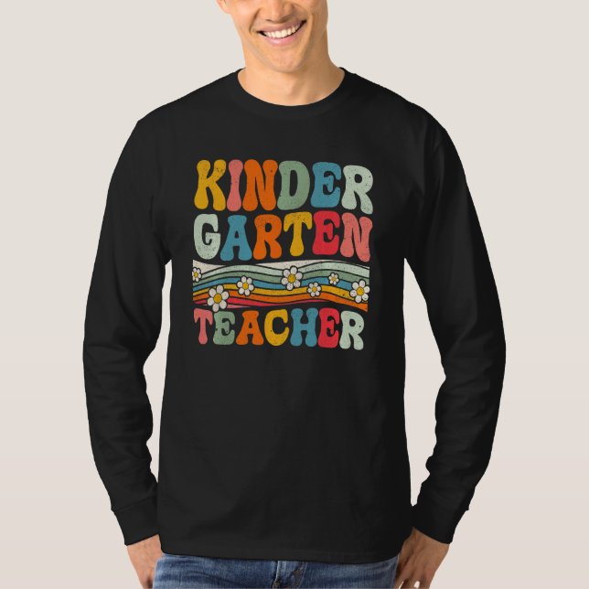 Camiseta Groovy Kindergarten Teacher First Day Of Back To S (Frente)