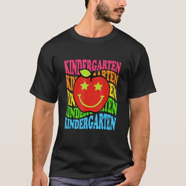 Camiseta Groovy Kindergarten Vibes Retro Encara Professores (Frente)