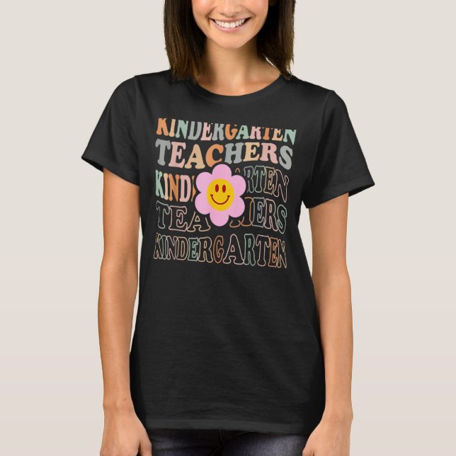 Camiseta Groovy Kindergarten Vibes Retro Face Teachers Back (Frente)