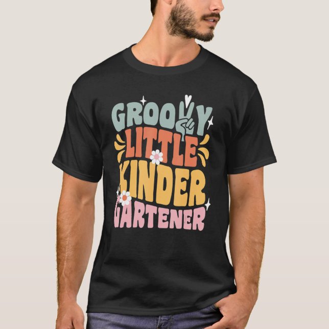 Camiseta Groovy Little Kindergartner Primeiro Dia Da Escola (Frente)