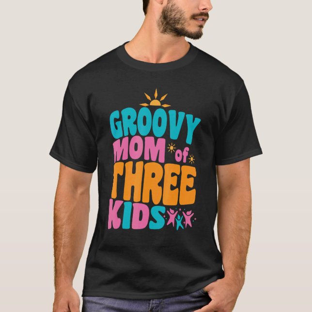 Camiseta Groovy Mãe de Três Crianças Voltando Para A Matriz (Frente)