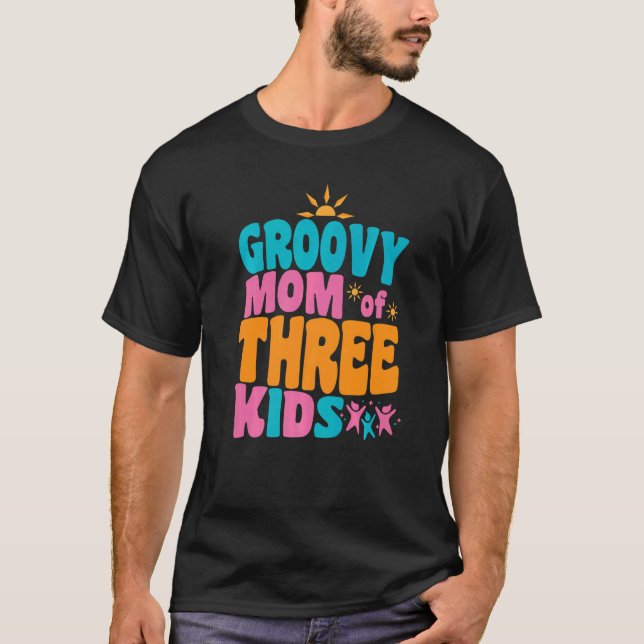 Camiseta Groovy Mãe de Três Crianças Voltando Para A Matriz (Frente)