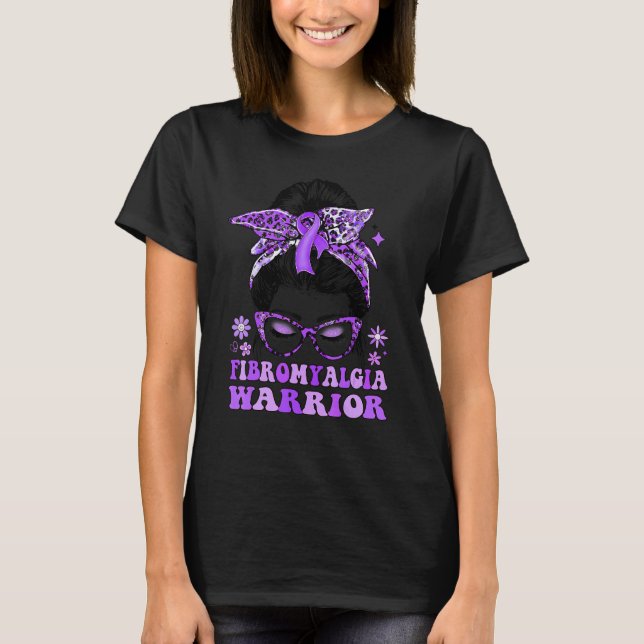 Camiseta Groovy Messy Bun Leopard Purple Ribbon Fibromyalgi (Frente)