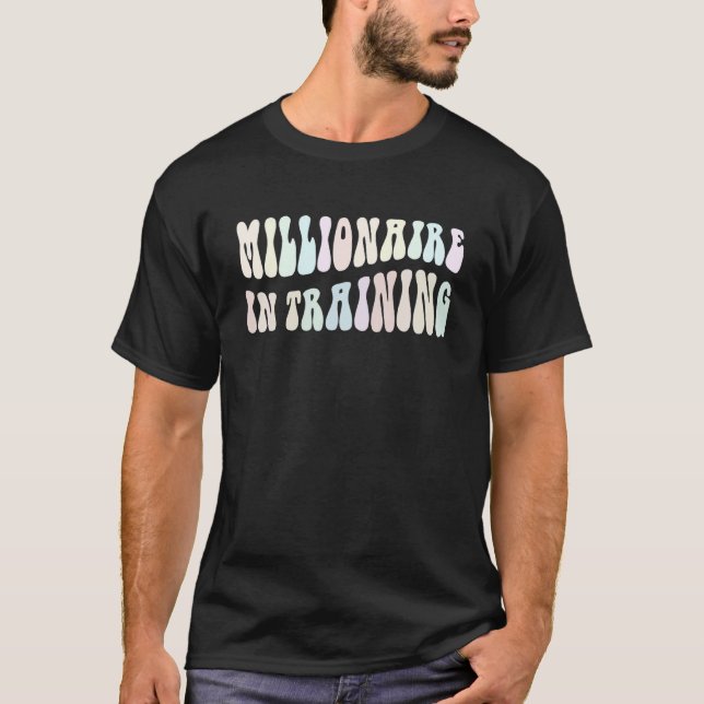 Camiseta Groovy MILLIONAIRE EM TREINAMENTO Torna Garota do  (Frente)