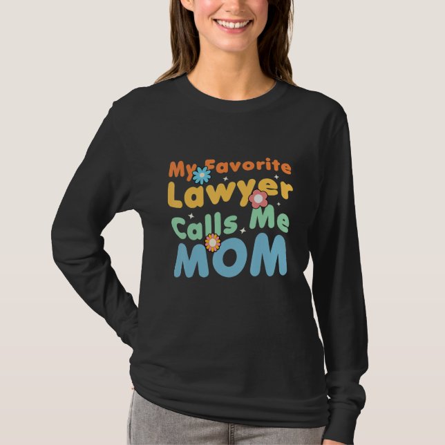 Camiseta Groovy My Favorite Lawyer Calls Me Mom Cute Mother (Frente)