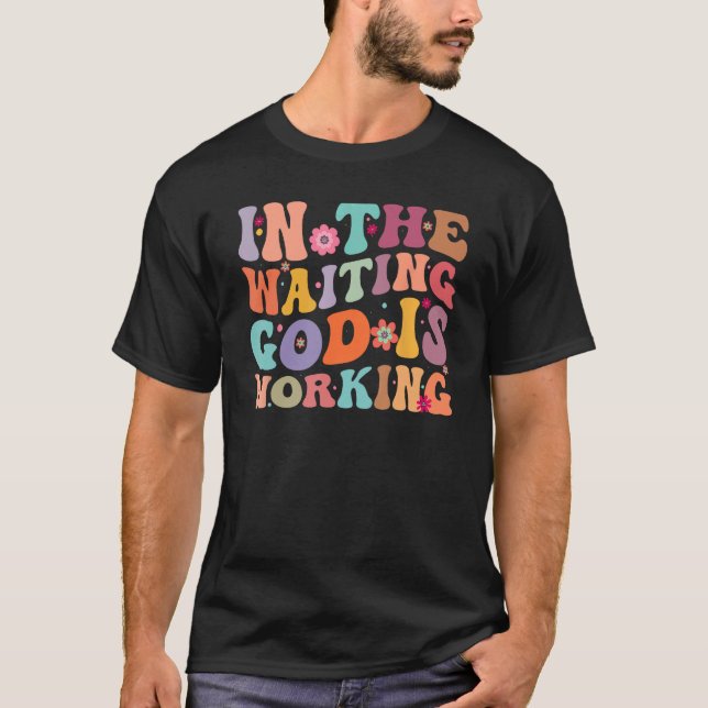 Camiseta Groovy Na Esperança Deus Está Trabalhando Motivaci (Frente)
