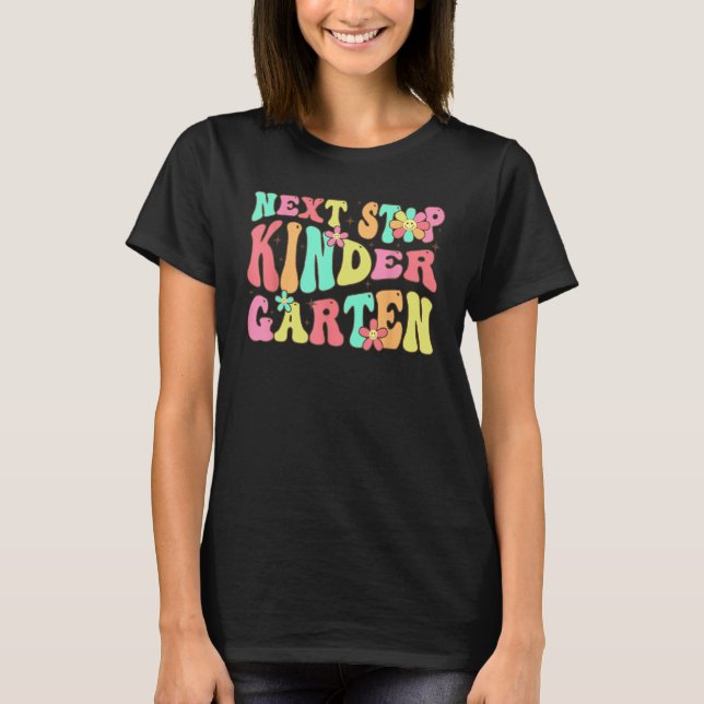Camiseta Groovy Next Stop Kindergarten Preschool Graduation (Frente)