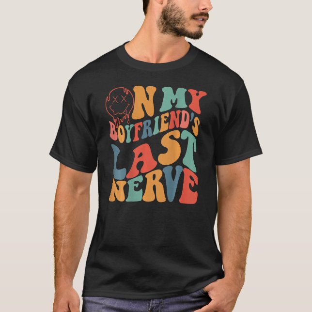 Camiseta Groovy On My Boyfriend's Last Nerve Funny Couple ( (Frente)