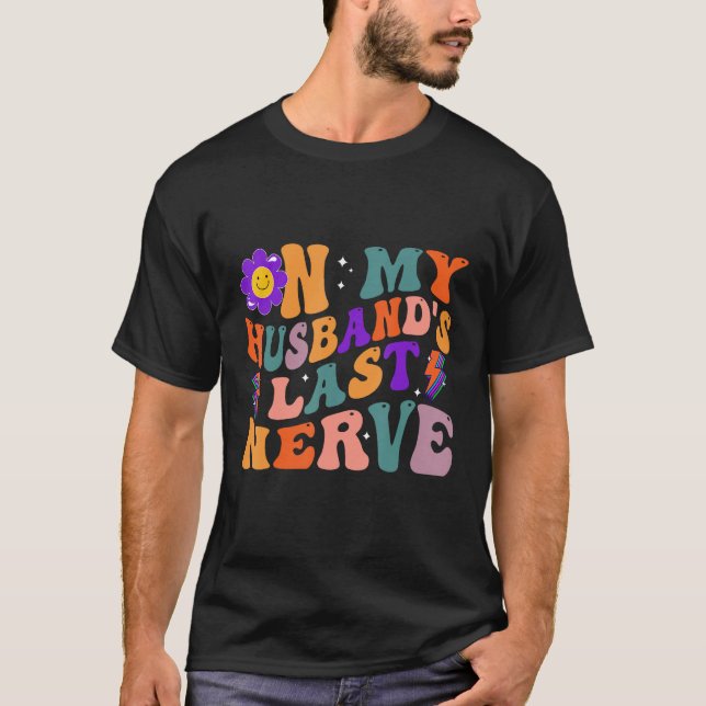 Camiseta Groovy On My Husband s Last Nerve 3 (Frente)