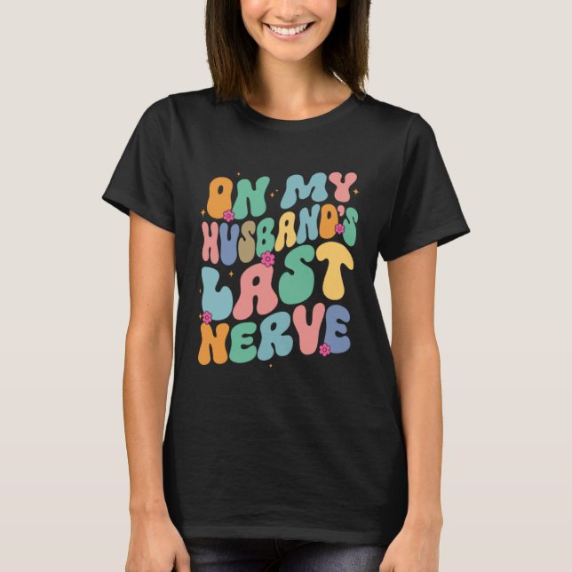 Camiseta Groovy On My Husband s Last Nerve A Mother s Day F (Frente)