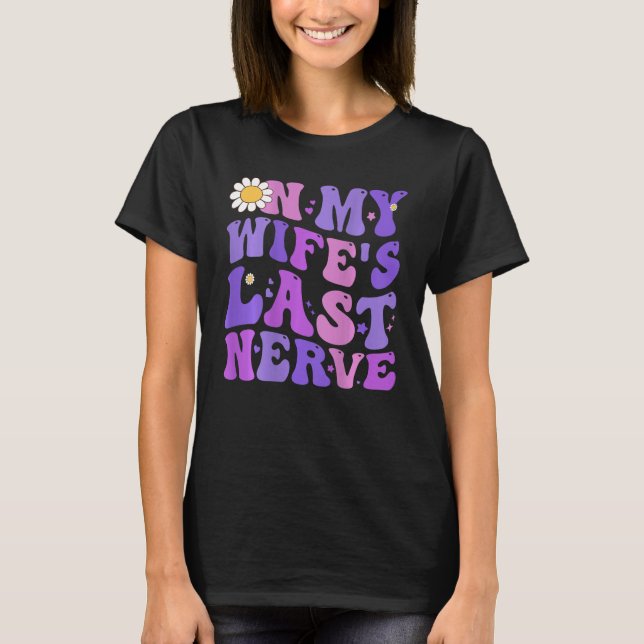 Camiseta Groovy On My Wife s Last Nerve Men Father s Day Wi (Frente)