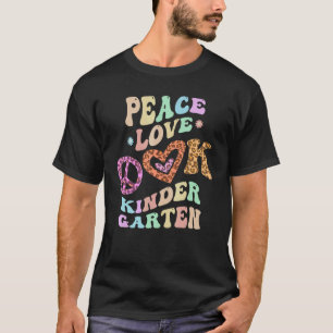 Camiseta Groovy PEACE LOVE KINDERGARTEN Leopard Tipo de imp