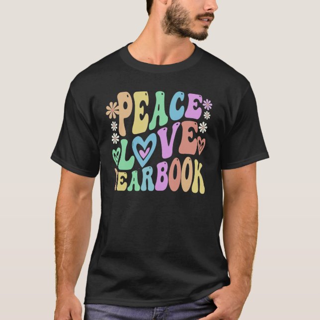 Camiseta Groovy PEACE LOVE YEARBOOK Retro Literary Club Edi (Frente)
