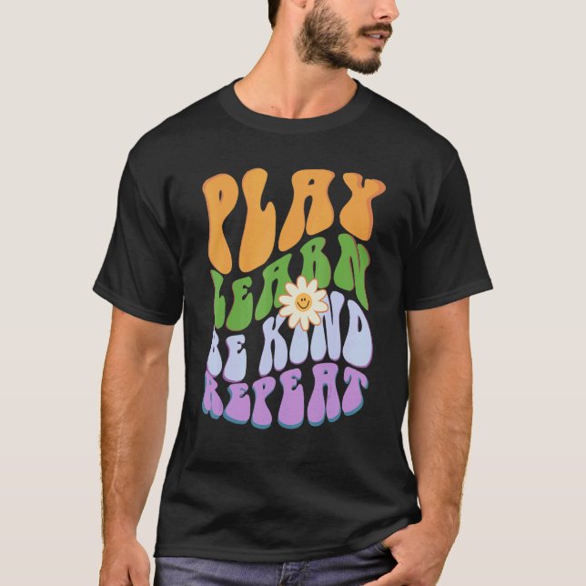 Camiseta Groovy PLAY  LEARN  BE KIND  REPEAT Choose Retro K (Frente)