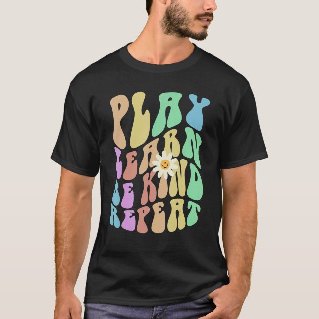 Camiseta Groovy PLAY LEARN BE KIND REPEAT Retro Stop Bullyi (Frente)