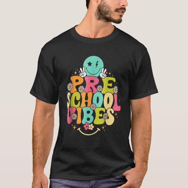 Camiseta Groovy Preschool Vibes Teacher Nursery School (Frente)