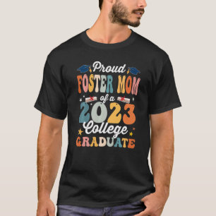 Camiseta Groovy Proud Foster Mãe de um Formando da faculdad