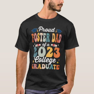 Camiseta Groovy Proud Foster Pai de um Formando da faculdad