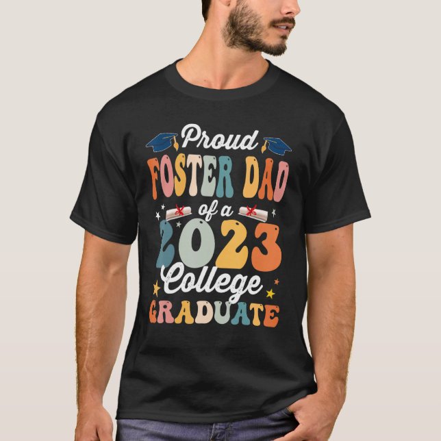 Camiseta Groovy Proud Foster Pai de um Formando da faculdad (Frente)