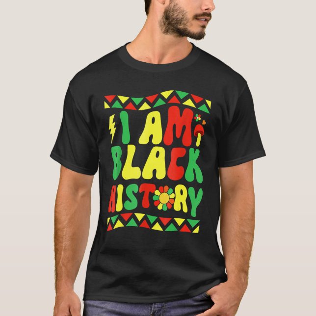 Camiseta Groovy Retro Black History Month I Am Black Histor (Frente)