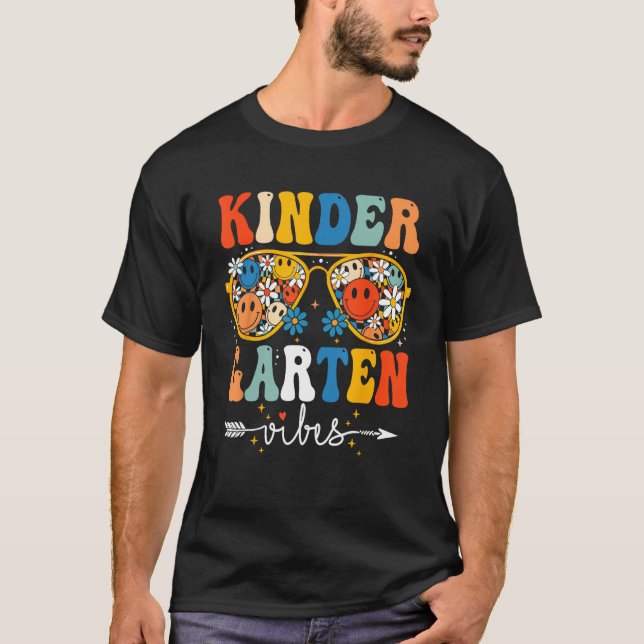 Camiseta Groovy Retro Kindergarten Vibes First Day Back To  (Frente)