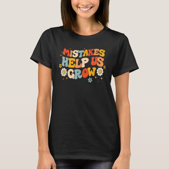 Camiseta Groovy Retro Mistakes Help Us Grow First Day Back  (Frente)