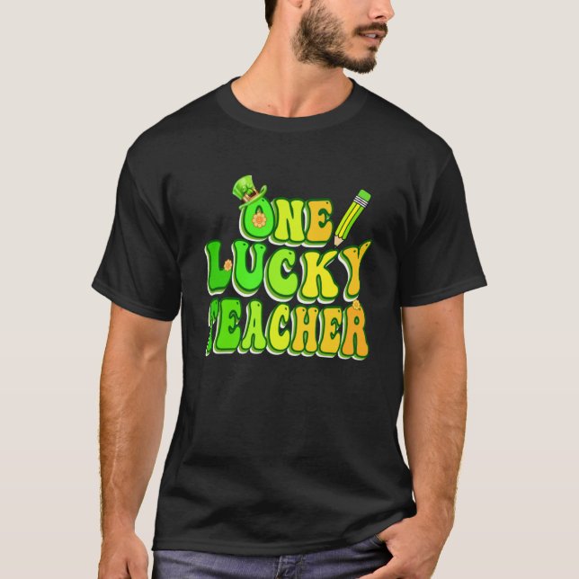Camiseta Groovy Retro One Lucky Teacher Irish shamrock Rua  (Frente)