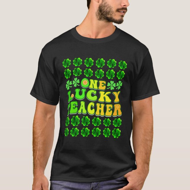 Camiseta Groovy Retro One Lucky Teacher Irish shamrock St P (Frente)
