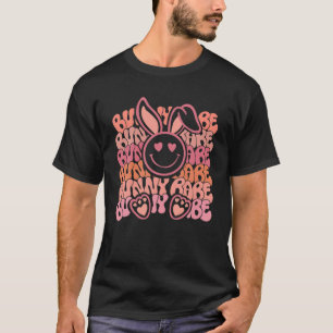 Camiseta Groovy Retro Páscoa Coelhinho Babe Sorri Cara Cor