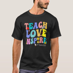 Camiseta Groovy Retro Teach Love Inspira Ensino de Primeira