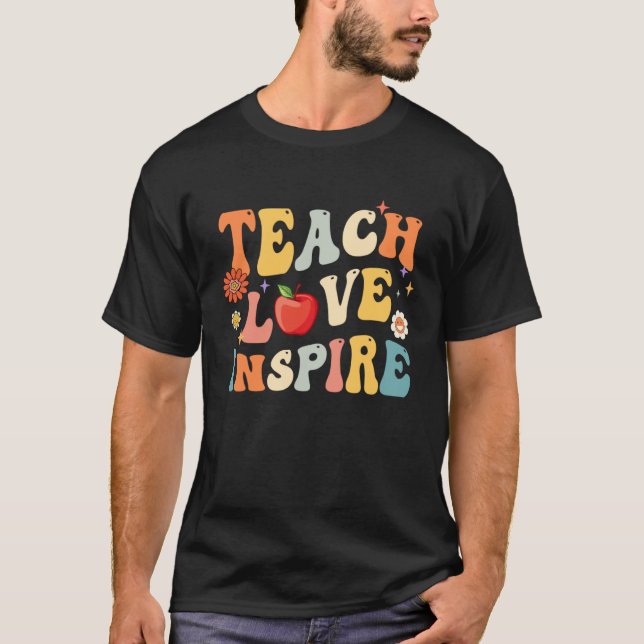 Camiseta Groovy Retro Teach Love Inspire Back To School (Frente)