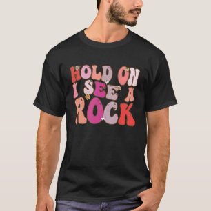 Camiseta Groovy Retro Vintage Segure-Se Eu Vejo Uma Pedra