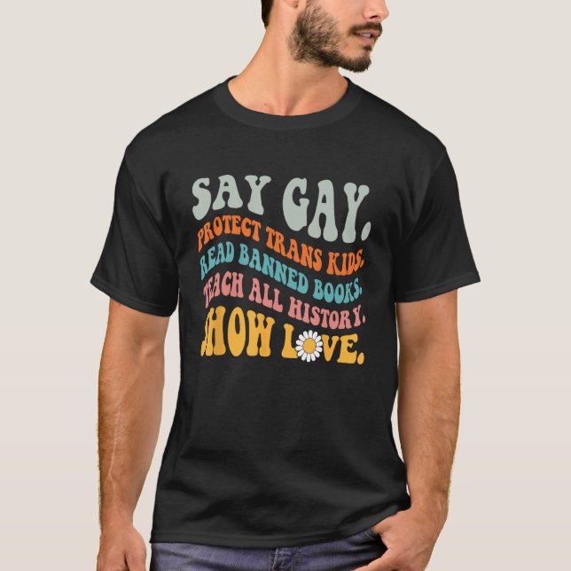 Camiseta Groovy Say Gay Protect Kids Trans Leitura Livro Ba (Frente)