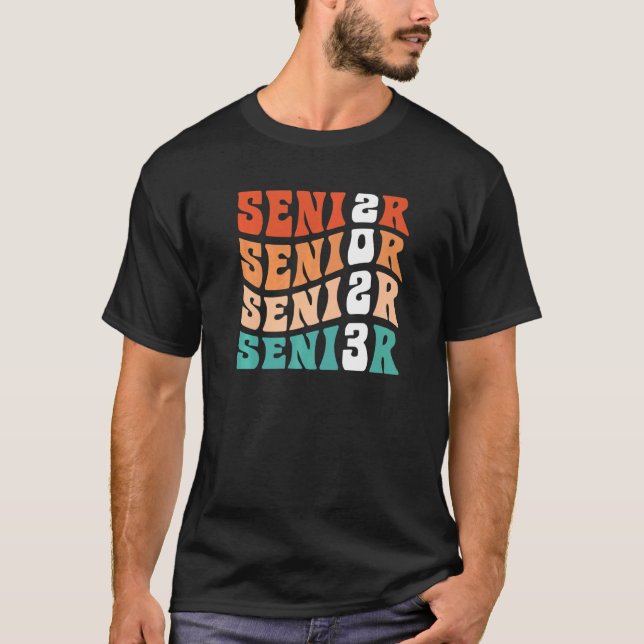 Camiseta Groovy Senior 2023 Graduation My Last First Day Se (Frente)